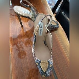 Steve Madden sling back heels in great colors of reptile design size 9